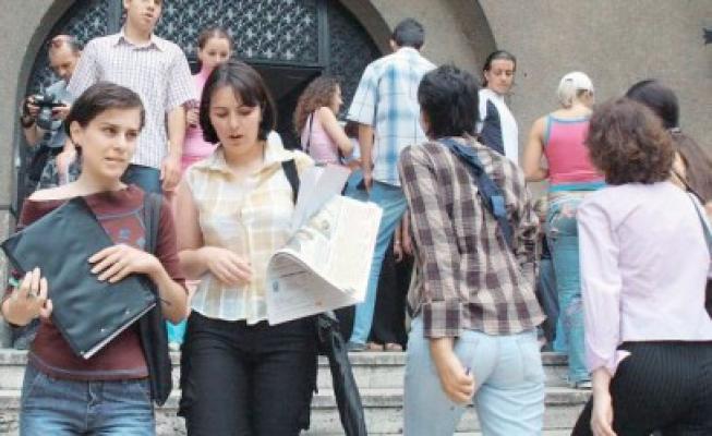 Bursele Cosmote, la a treia ediţie